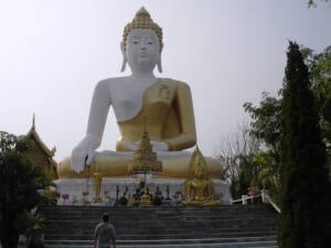 Stor Buddah-figur ved Doi Kham-bjerget i Chiang Mai