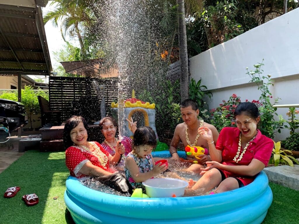 Songkran - Thailandsk nytår og kæmpe vandfest 1