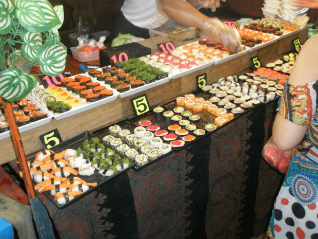 Sushi på Sunday marked 5 baht stykket (1 kr)...