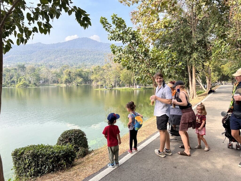 Tag en tur ud til søen ved Chiang Mai Universitet 2